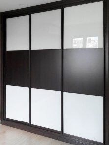 Armario corredera modelo japonés combinado con vidrio blanco y al centro madera wengue.